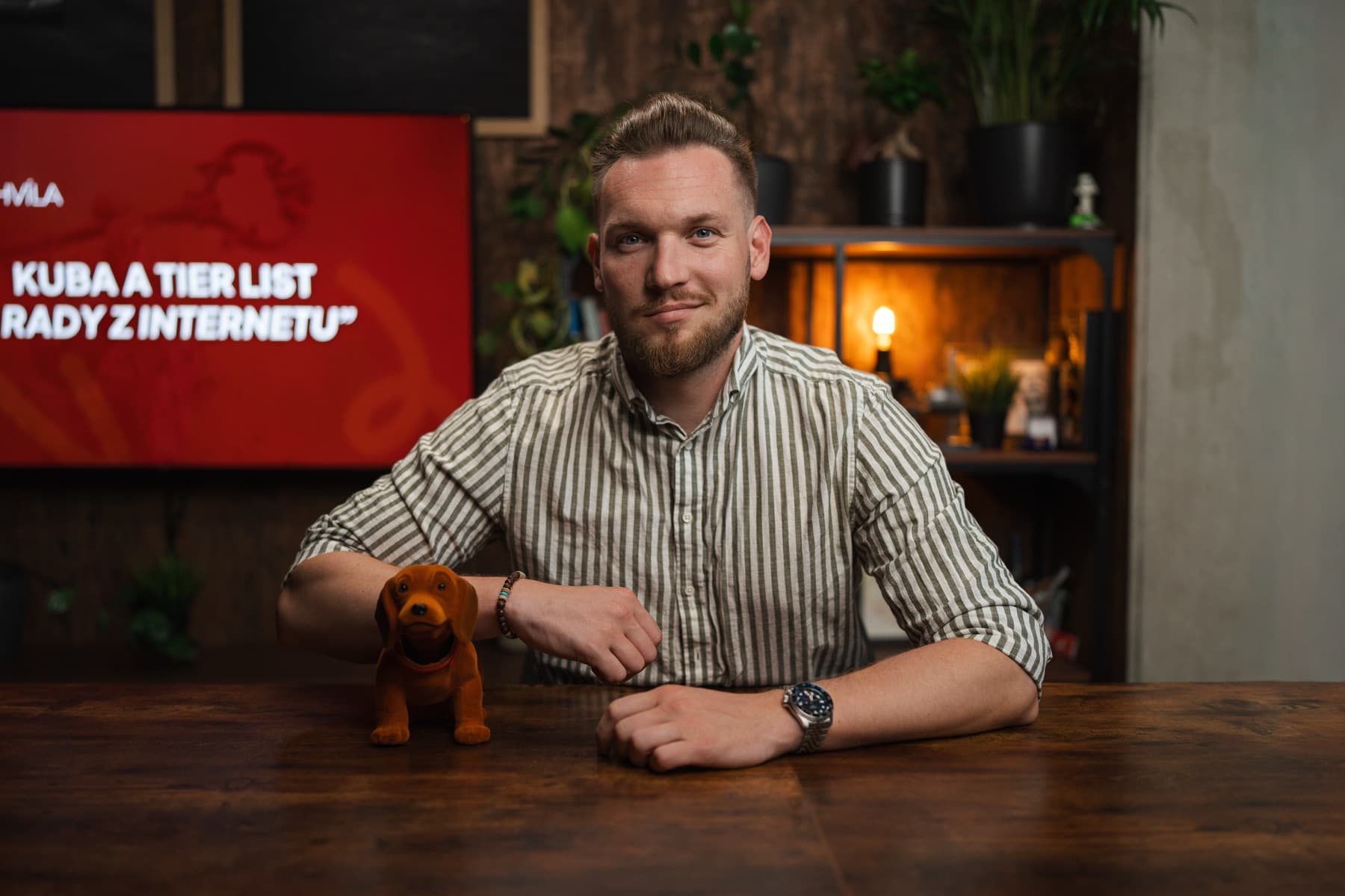Jakub Kratochvíla u stolu ve studiu, fotka pro náhled videa na YouTube.