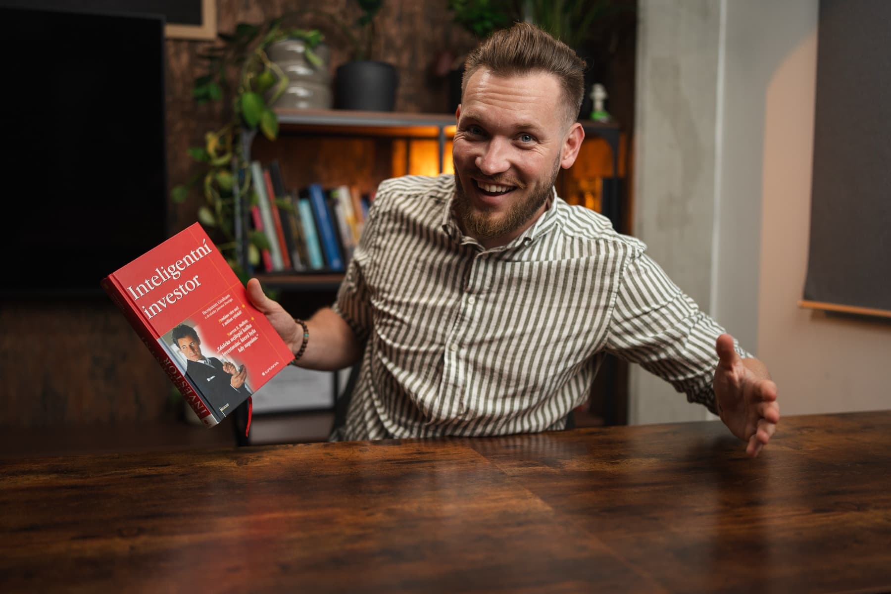 Jakub Kratochvíla ukazuje knihu Inteligentní investor.